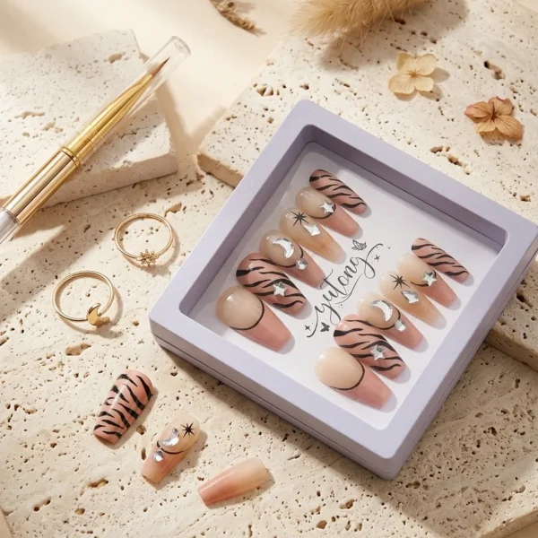 Caramel Zèbre — Ongles Nude Rayures Chocolat Perles & Charm Doré