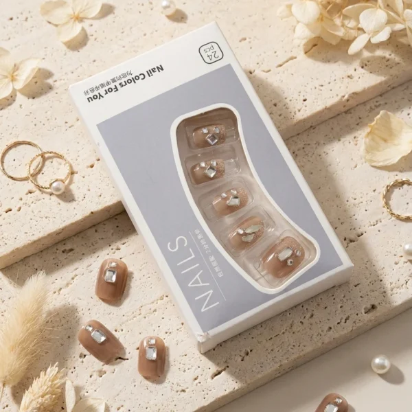 Nude Diamant — Ongles Courts Caramel Gemmes Carrées & Éclats Scintillants