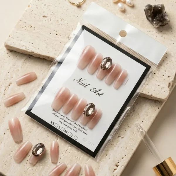 Velvet Stone — Faux Ongles Nude Satiné & Gemme Fumée