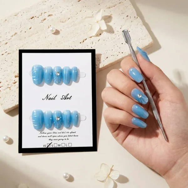 Aqua Gloss — Faux Ongles Bleu Ciel Effet Porcelaine & Strass