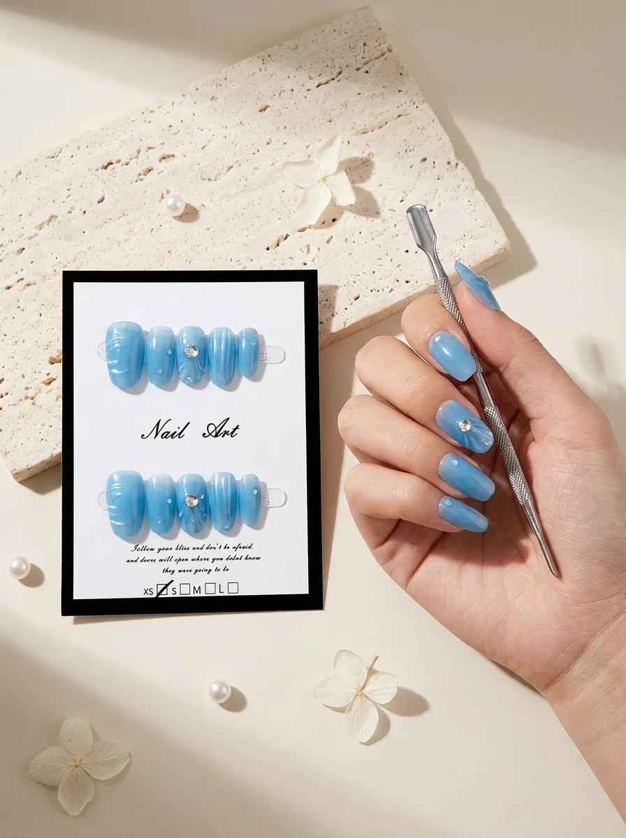 Aqua Gloss — Faux Ongles Bleu Ciel Effet Porcelaine & Strass