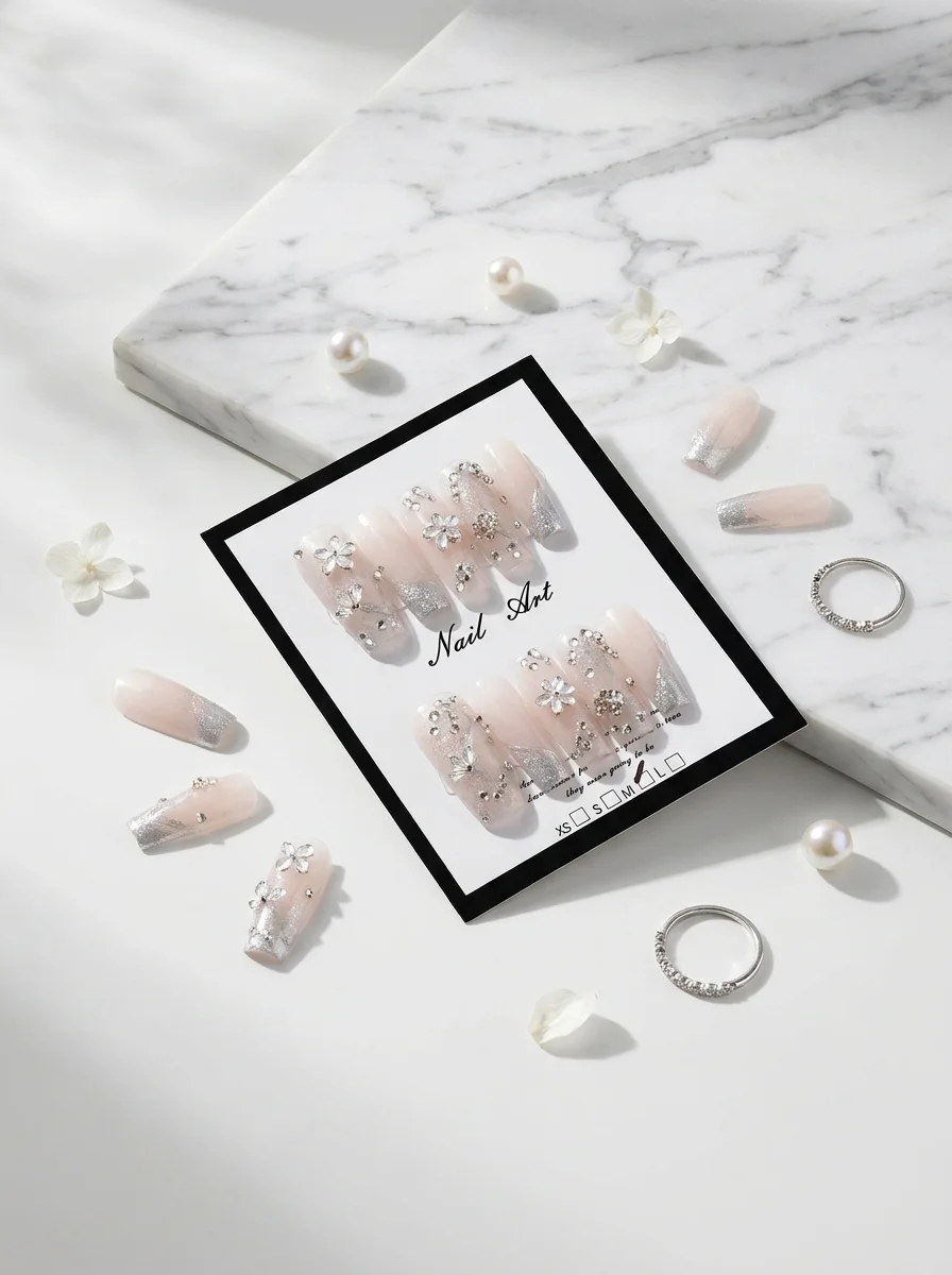 Silver Bloom — Faux Ongles Nude Pailleté Argent & Fleurs Cristal