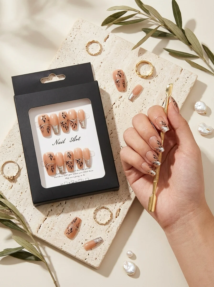 Olive Branch — Faux Ongles Nude Naturel Feuillage Noir & Or