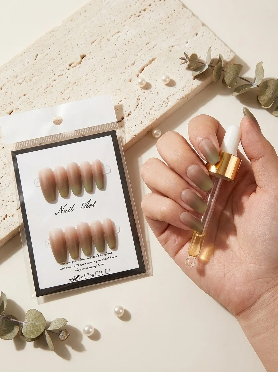 Sage Ombré — Faux Ongles Mat Kaki Dégradé